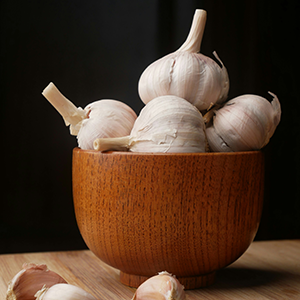 a bowl of heads of garlics